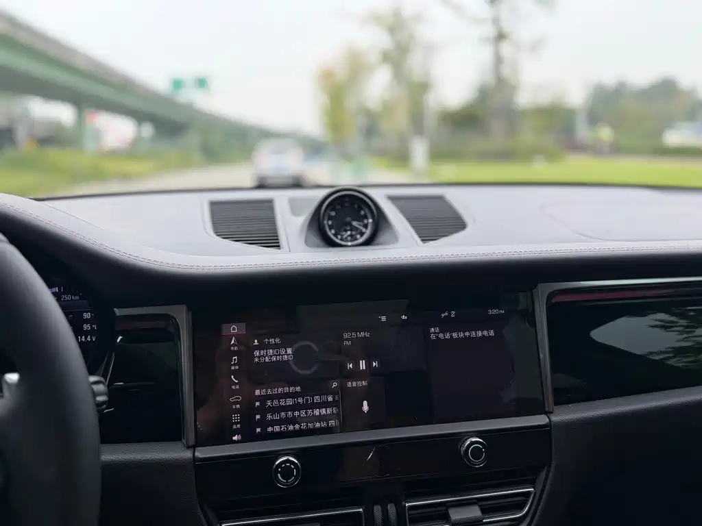 Porsche Macan — миниатюра 13