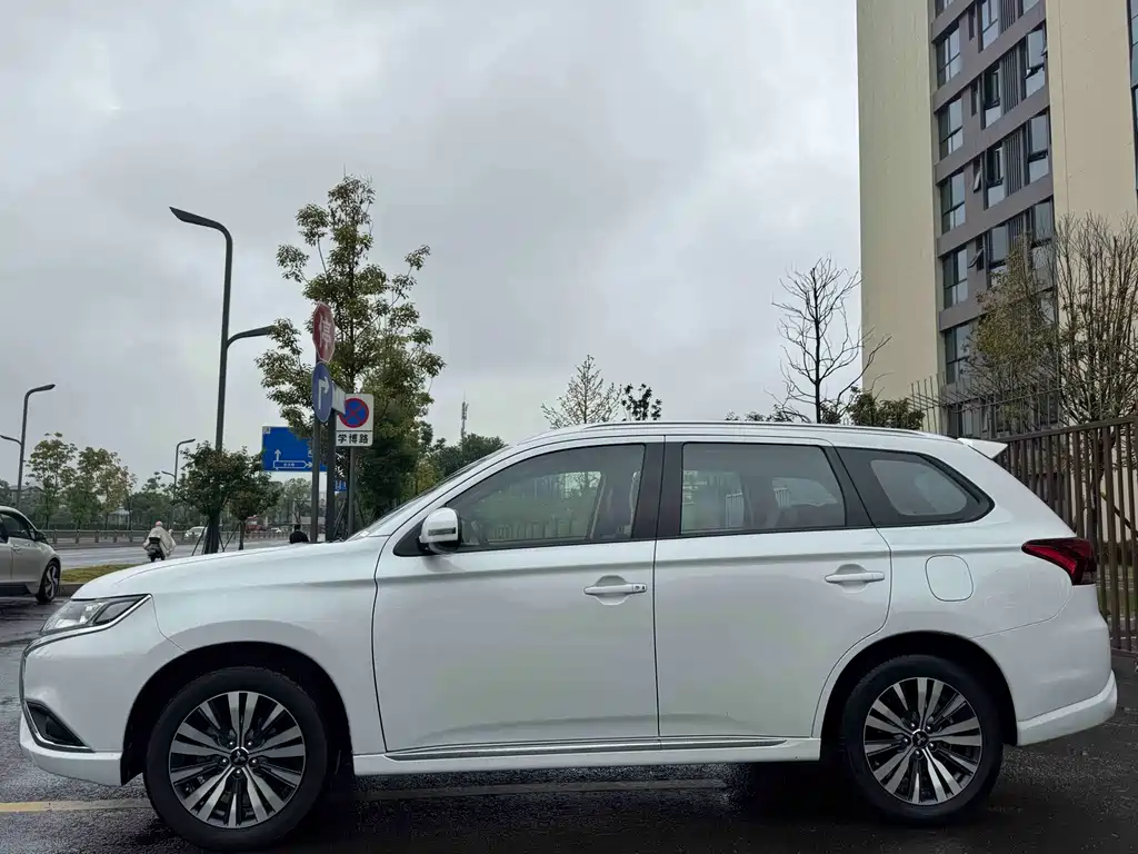 Mitsubishi Outlander — миниатюра 14