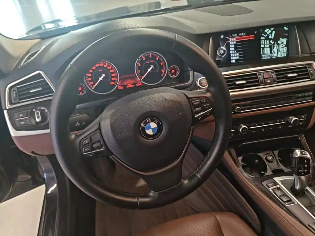 BMW 5 Series — миниатюра 13