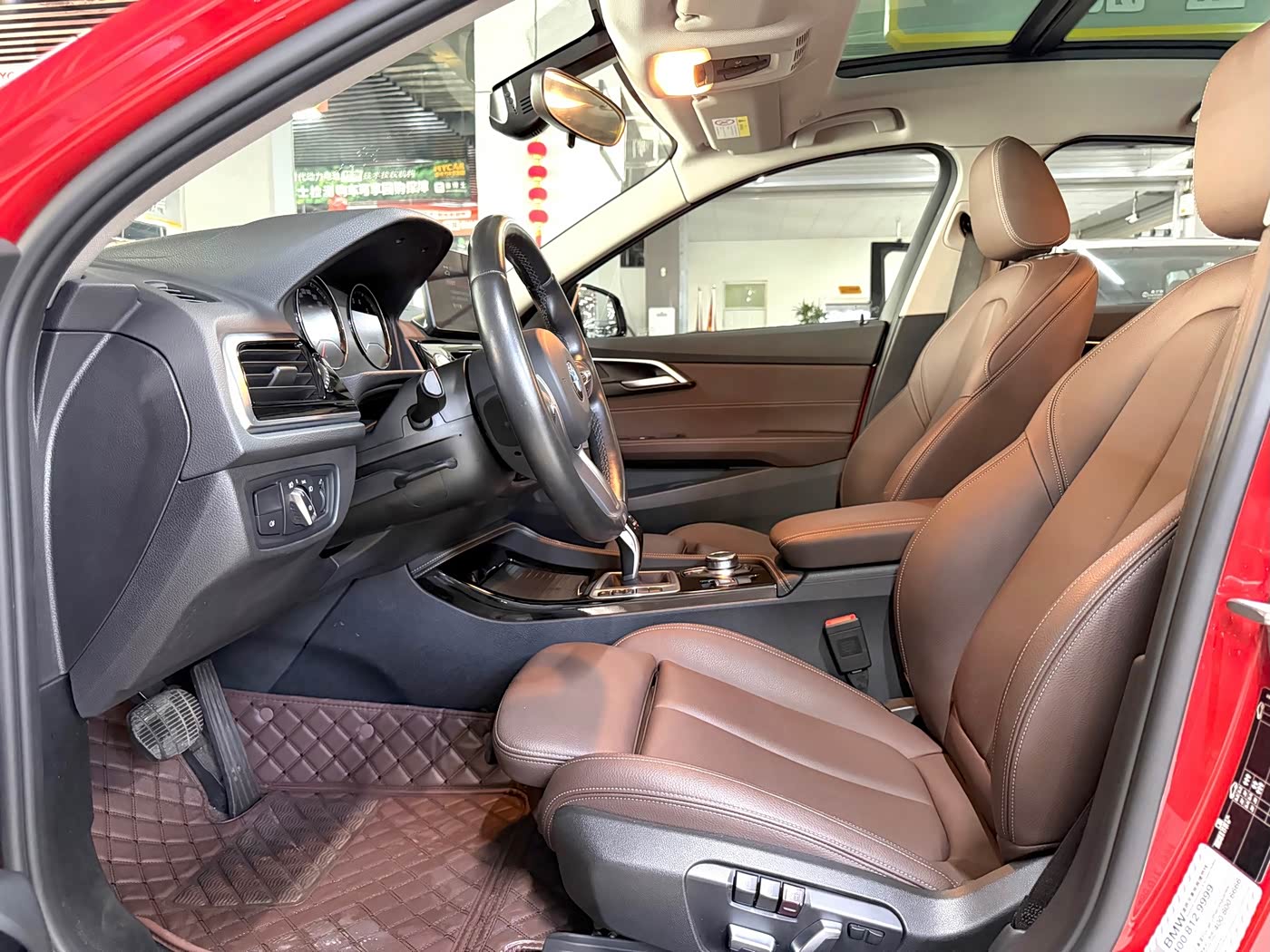 BMW 1 Series 1.5 л 2022 г. красный/фиолетовый, пробег 32000 км