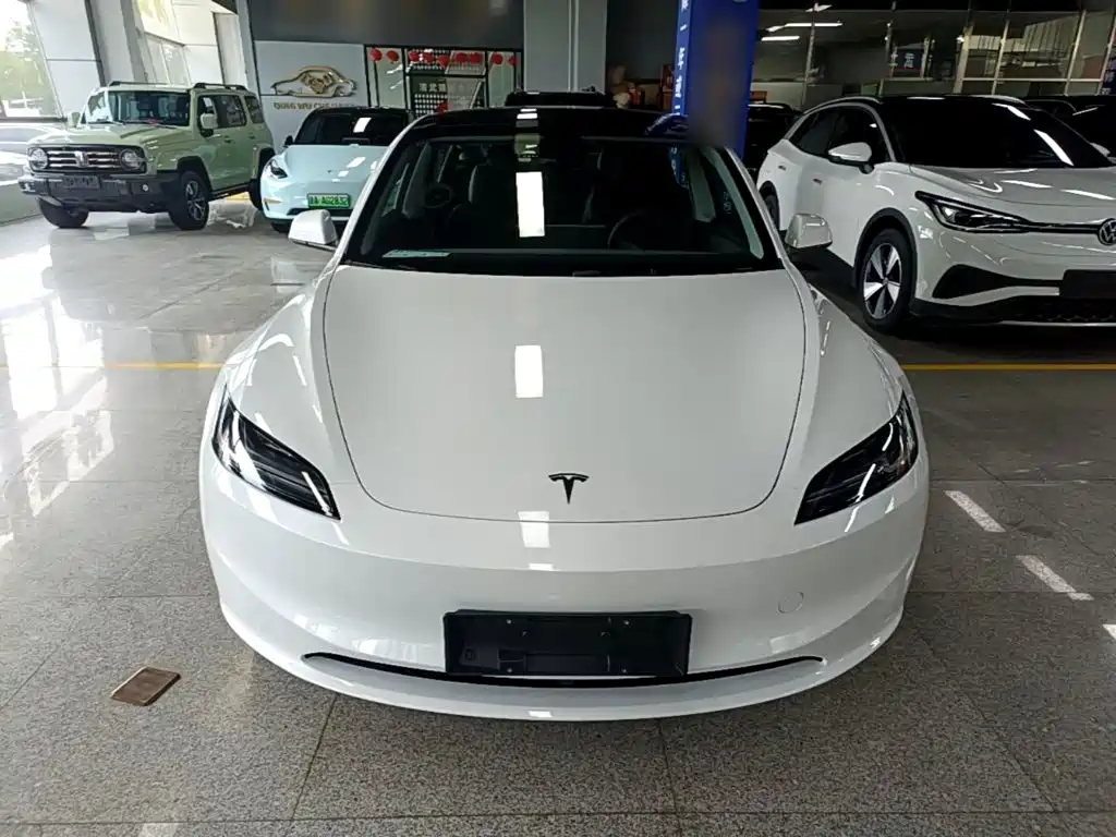 Tesla Model 3 — миниатюра 3