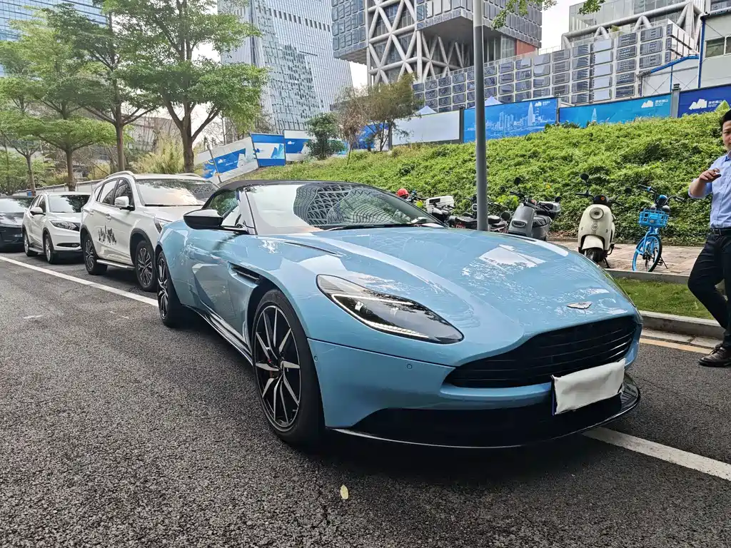 Aston Martin DB11 — миниатюра 2