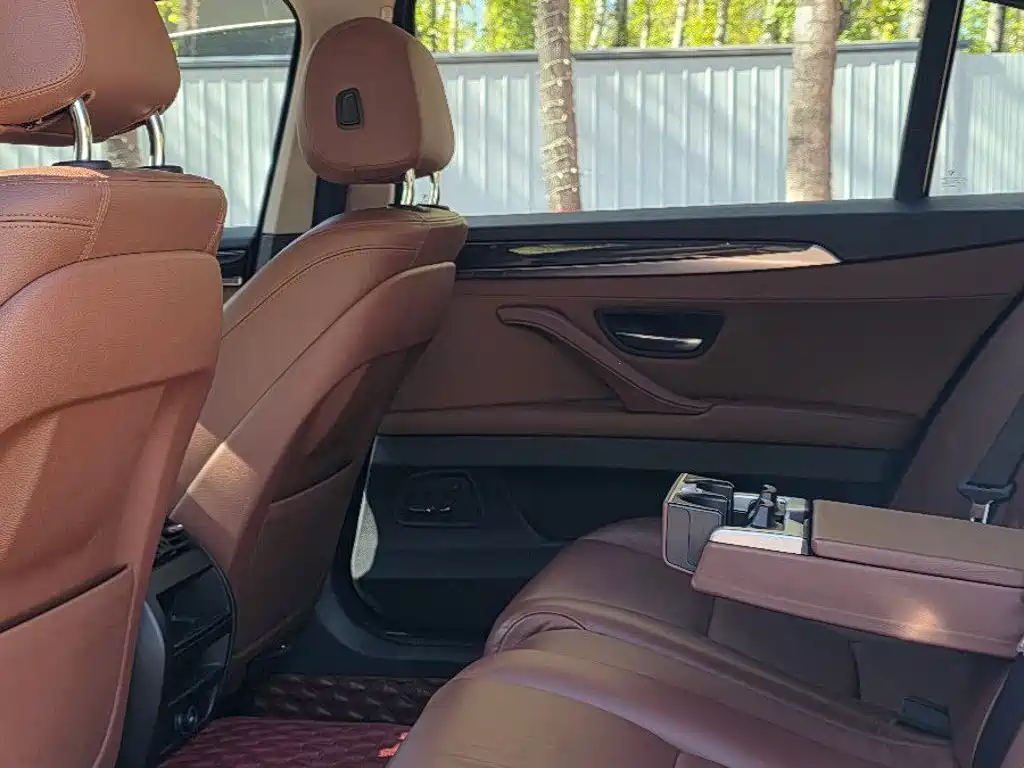 BMW 5 Series — миниатюра 7