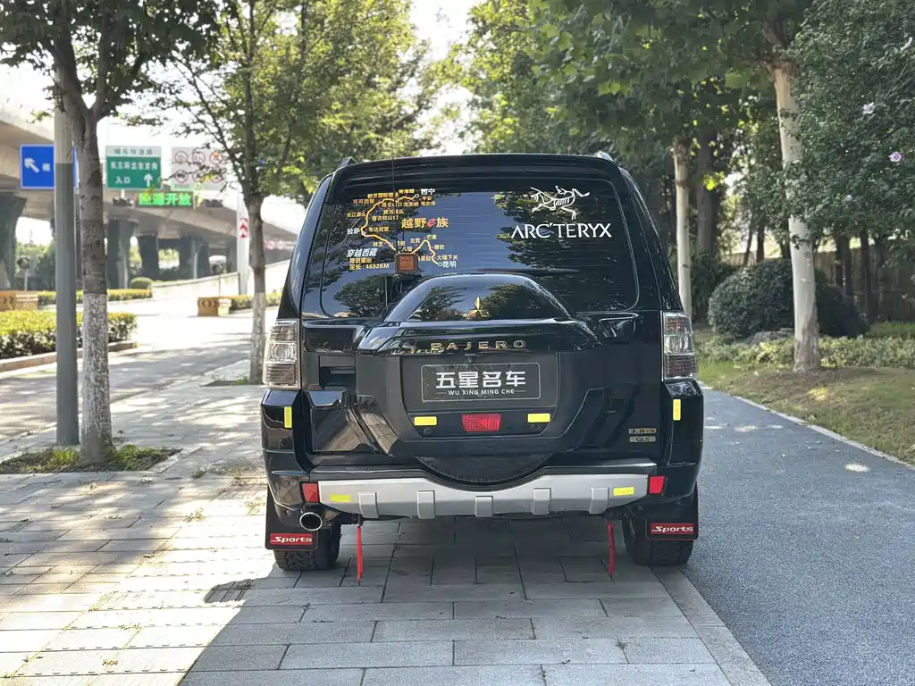 Mitsubishi Pajero (Import) — миниатюра 8