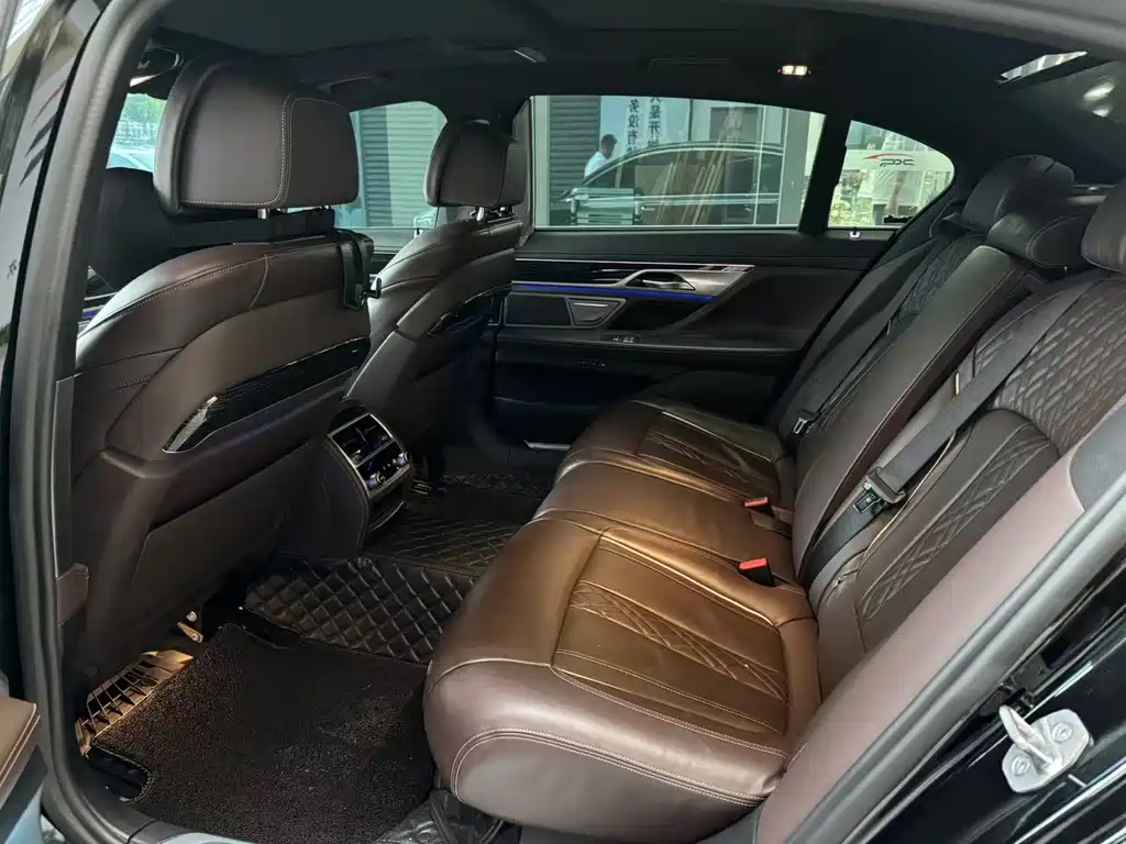 BMW 7 Series — миниатюра 5