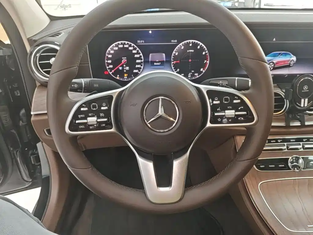 Mercedes-Benz E-Class — миниатюра 11