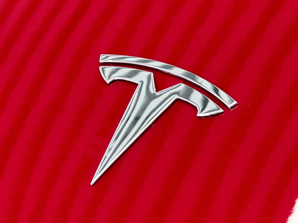 Tesla Model Y — миниатюра 8