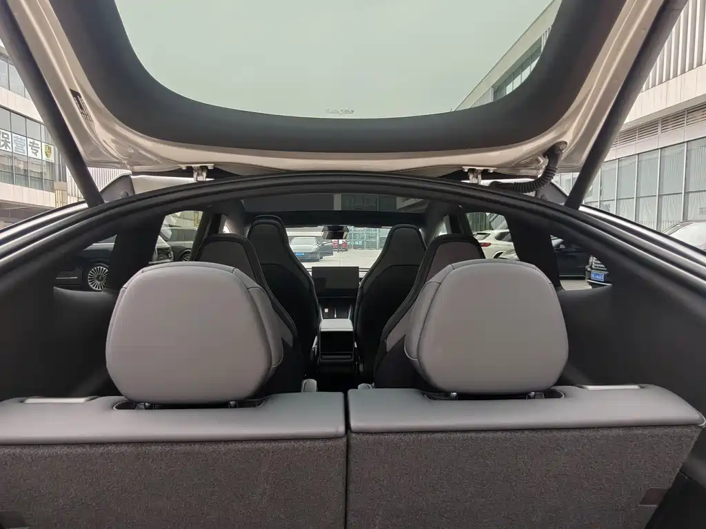 Tesla Model Y — миниатюра 6
