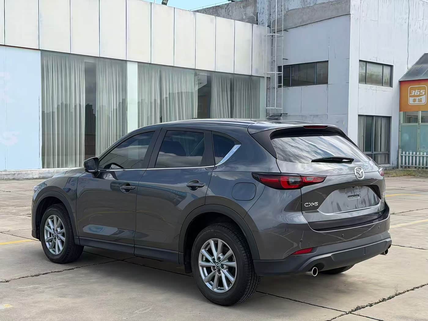 Mazda CX-5 2.0 л 2024 г. Серебристо-серый, пробег 47000 км