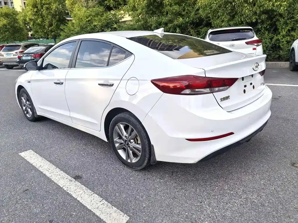 Hyundai Elantra — миниатюра 7