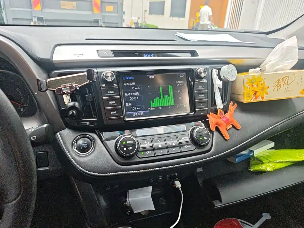 Toyota RAV4 — миниатюра 9