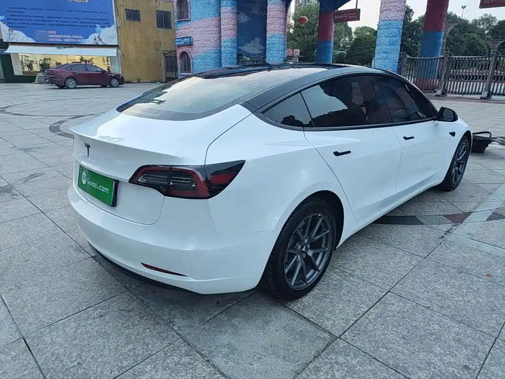 Tesla Model 3 — миниатюра 7