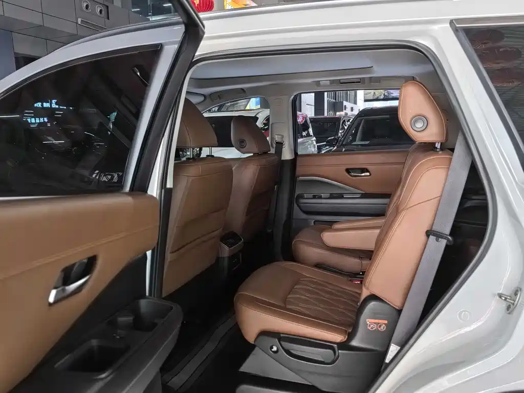 NISSAN EXPLORING THE LAND