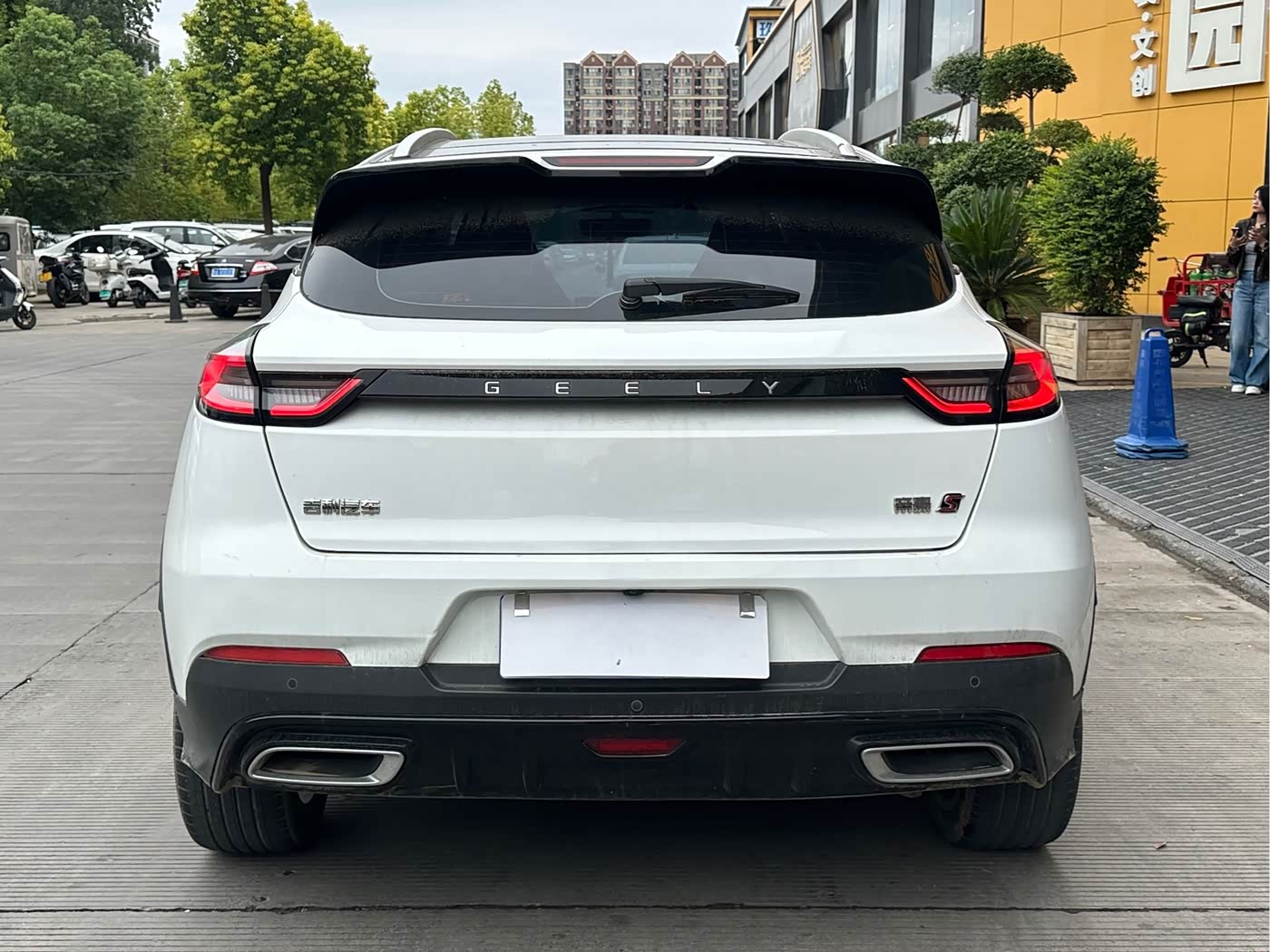 Geely Emgrand S 1.4 л 2022 г. Белый, пробег 40000 км