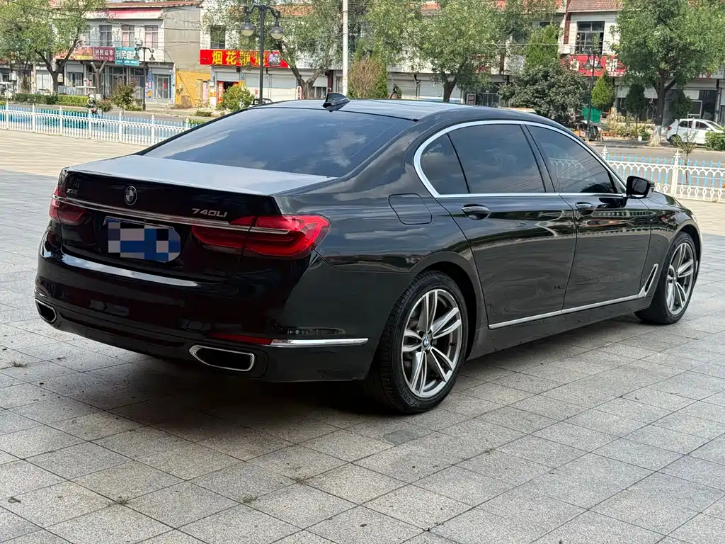 BMW 7 Series — миниатюра 4