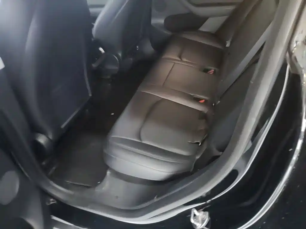 Tesla Model Y — миниатюра 17