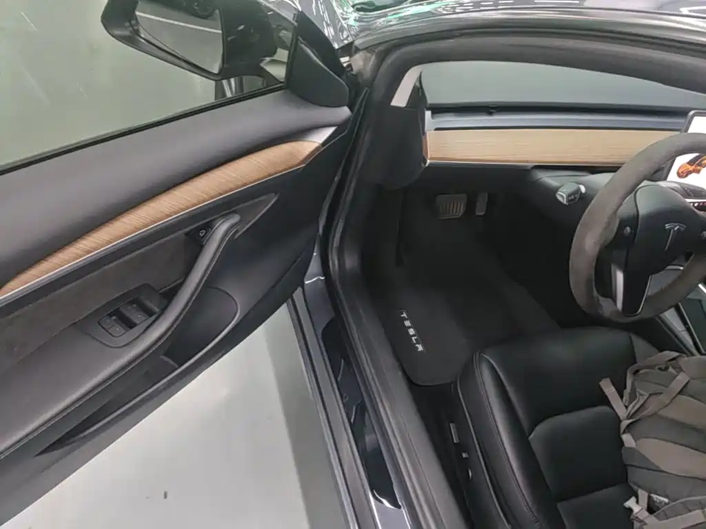Tesla Model 3 — миниатюра 16