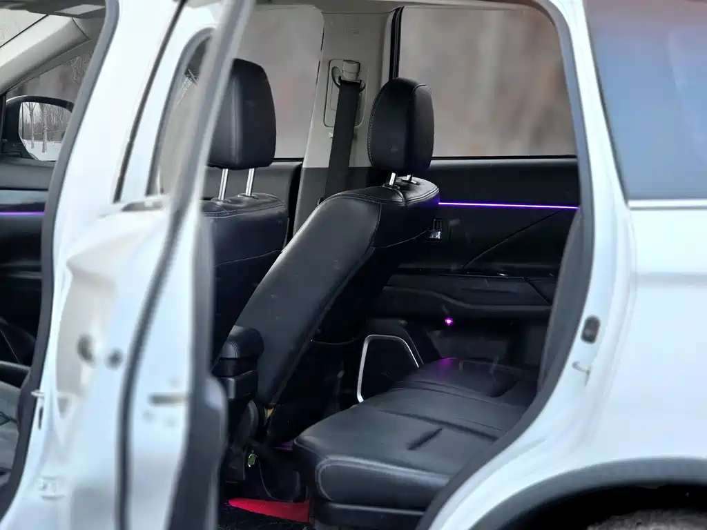 MITSUBISHI OUTLANDER