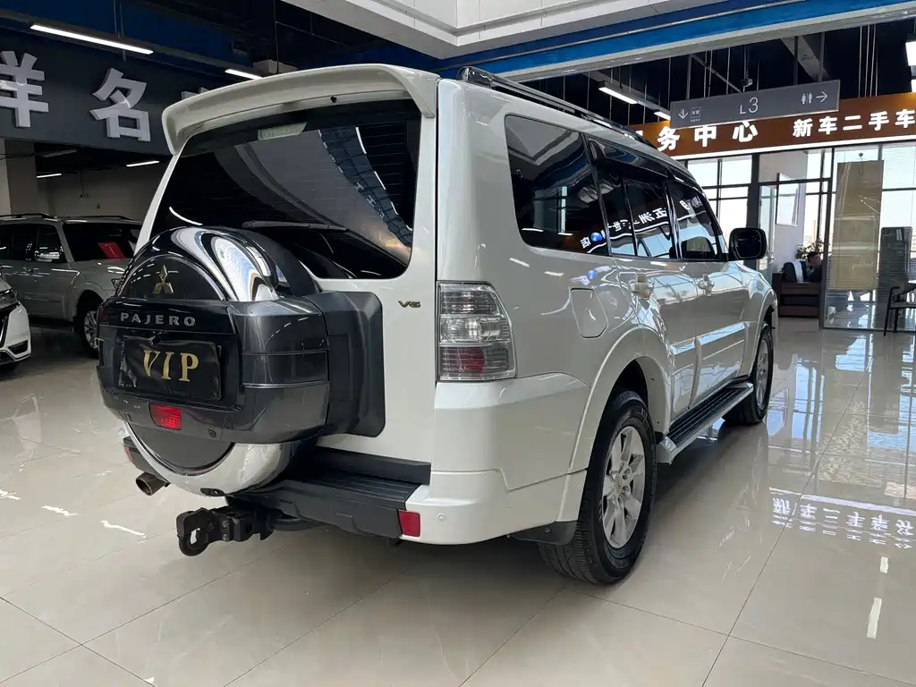MITSUBISHI PAJERO