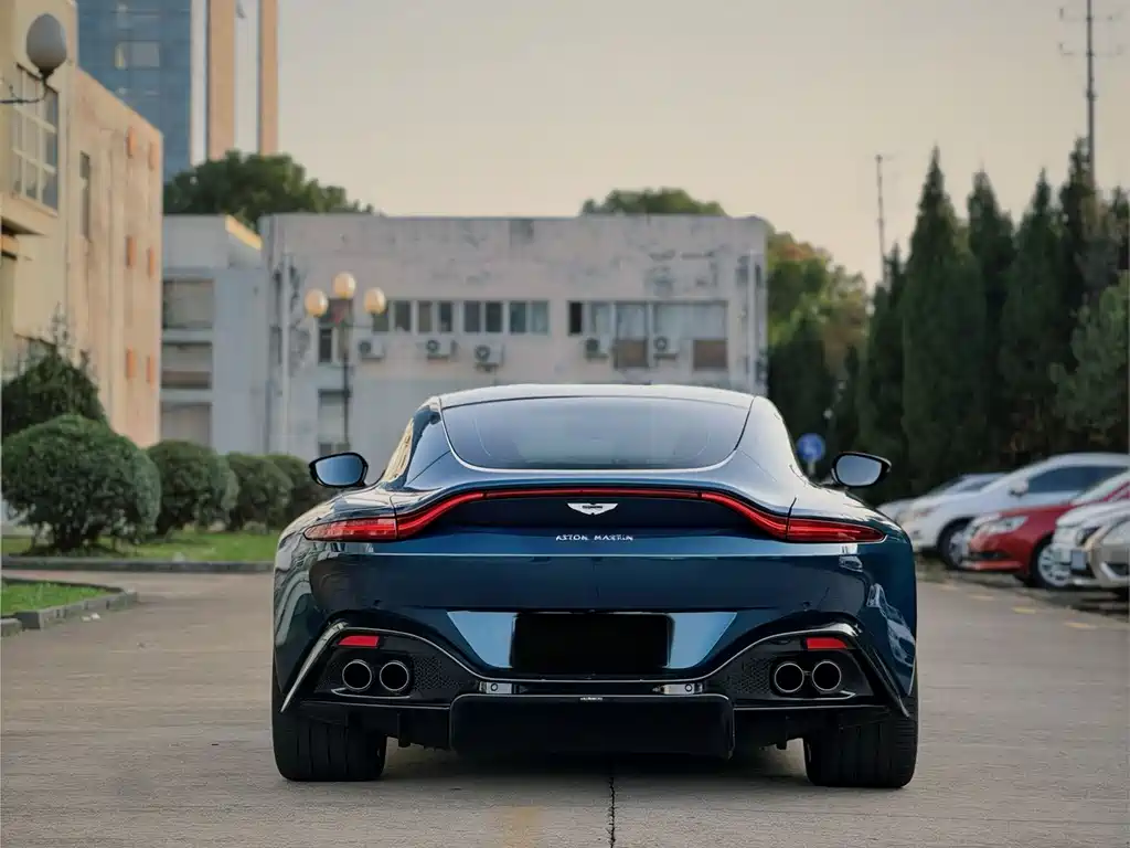 ASTON MARTIN V8 VANTAGE