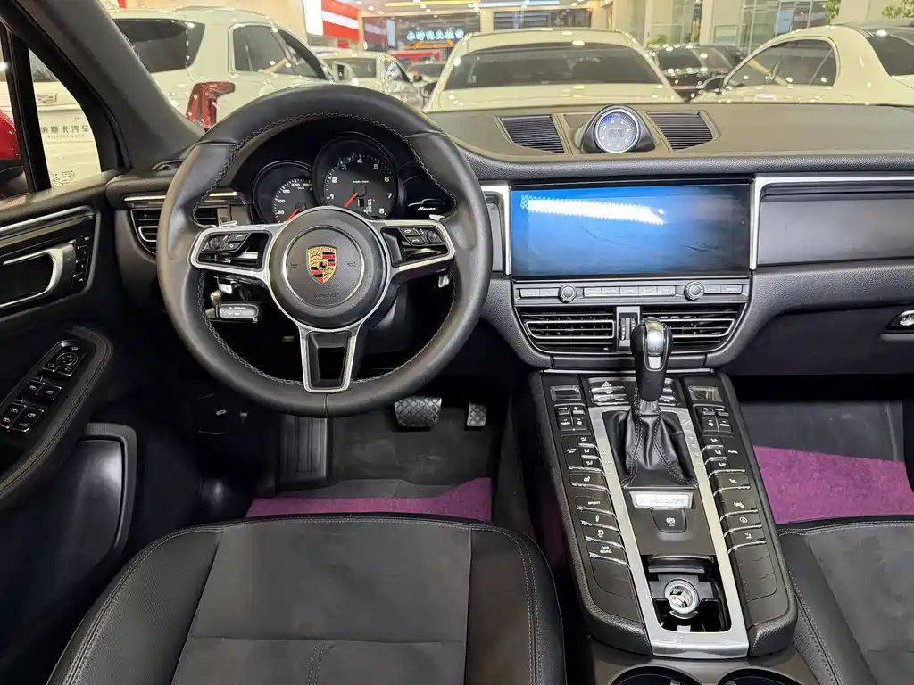 PORSCHE MACAN