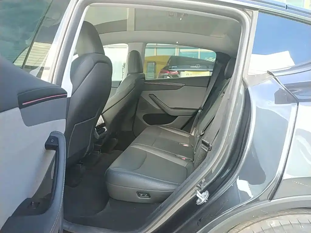 Tesla Model Y — миниатюра 17