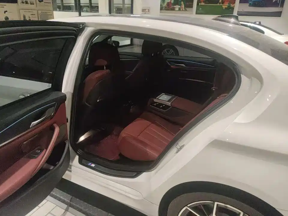 BMW 5 Series — миниатюра 6