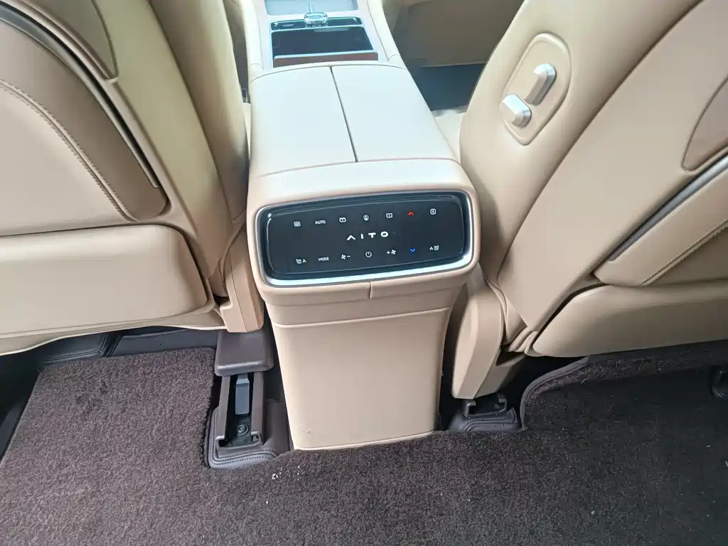 AITO ASK THE WORLD M9