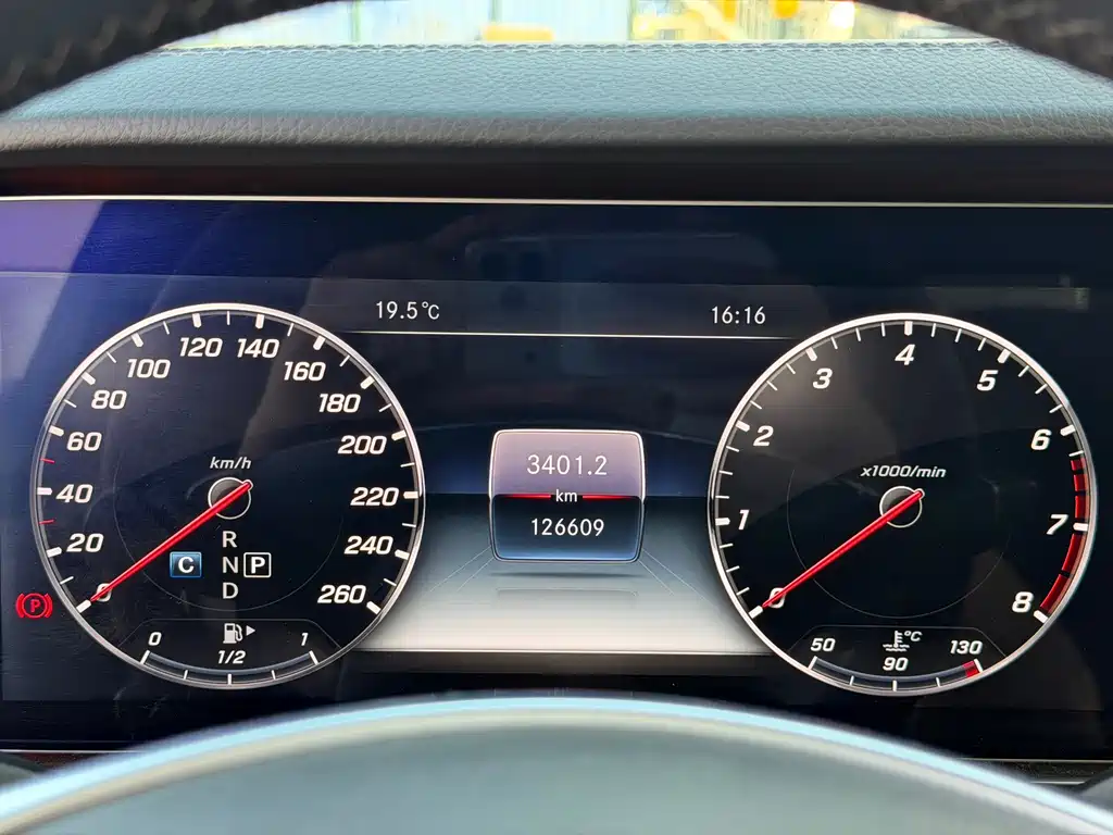 Mercedes-Benz E-Class — миниатюра 18