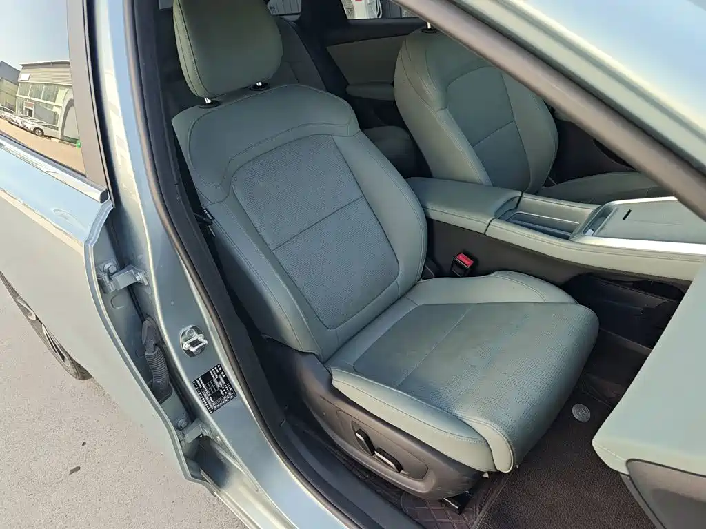 Roewe Young Wai D6 — миниатюра 3