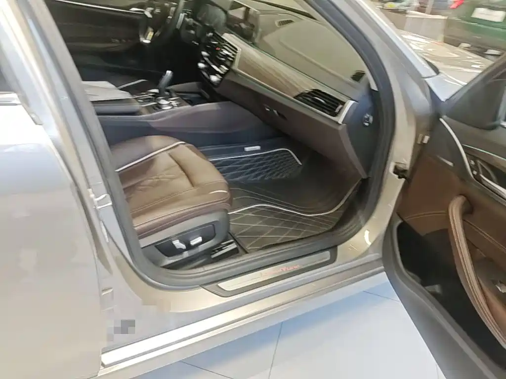 BMW 5 Series — миниатюра 9