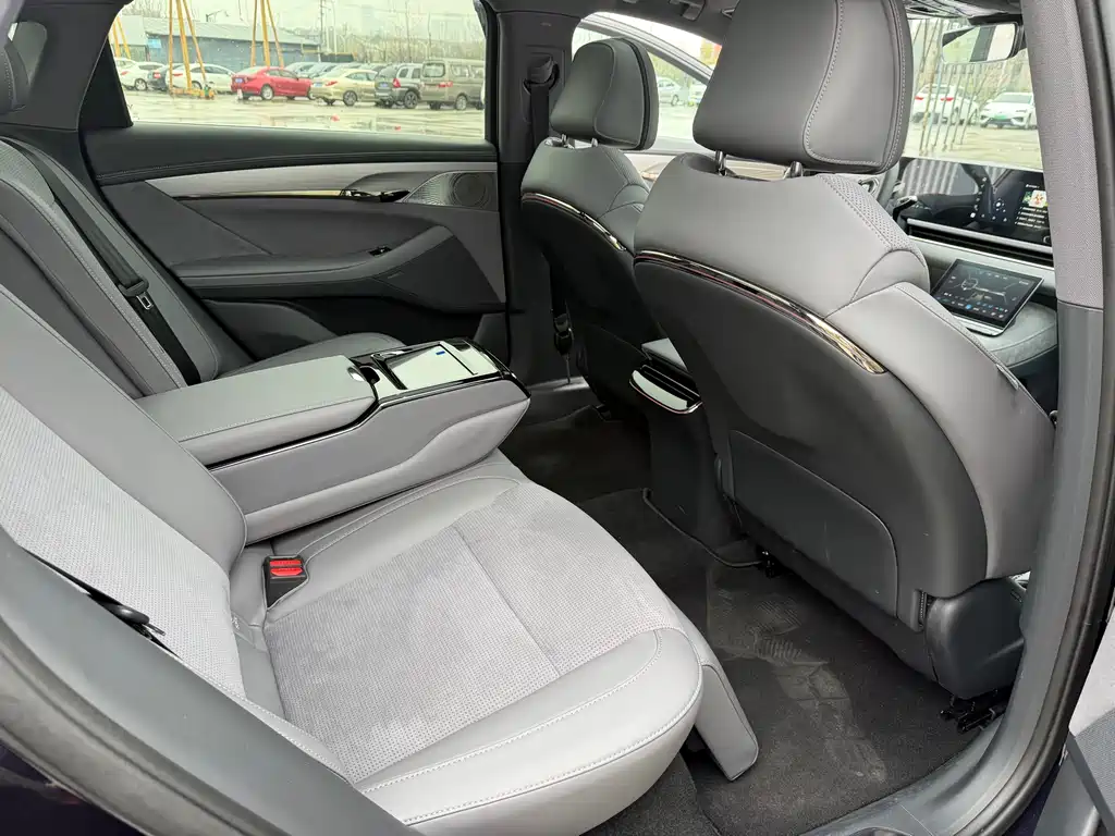 VOYAH LANTU CHASING LIGHT