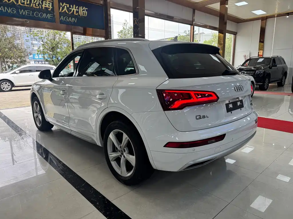 Audi Q5L - фото 10