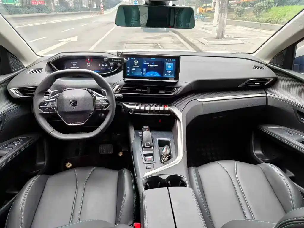 Peugeot 5008 2023 400THP 5 мест