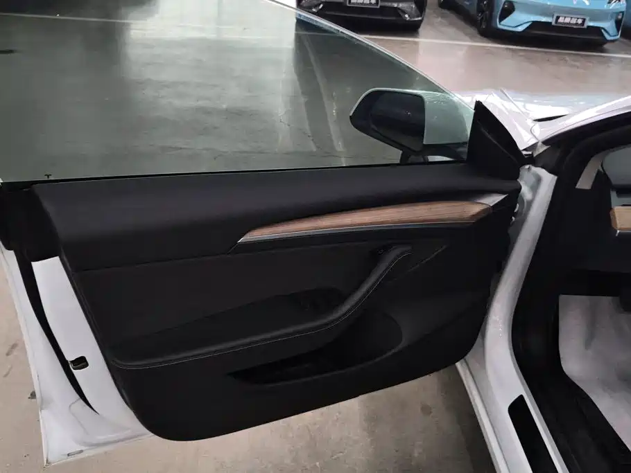 Tesla Model 3 — миниатюра 7