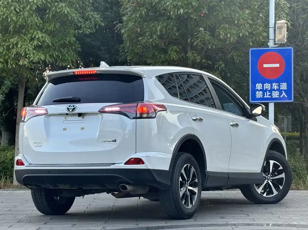 Toyota RAV4 — миниатюра 5