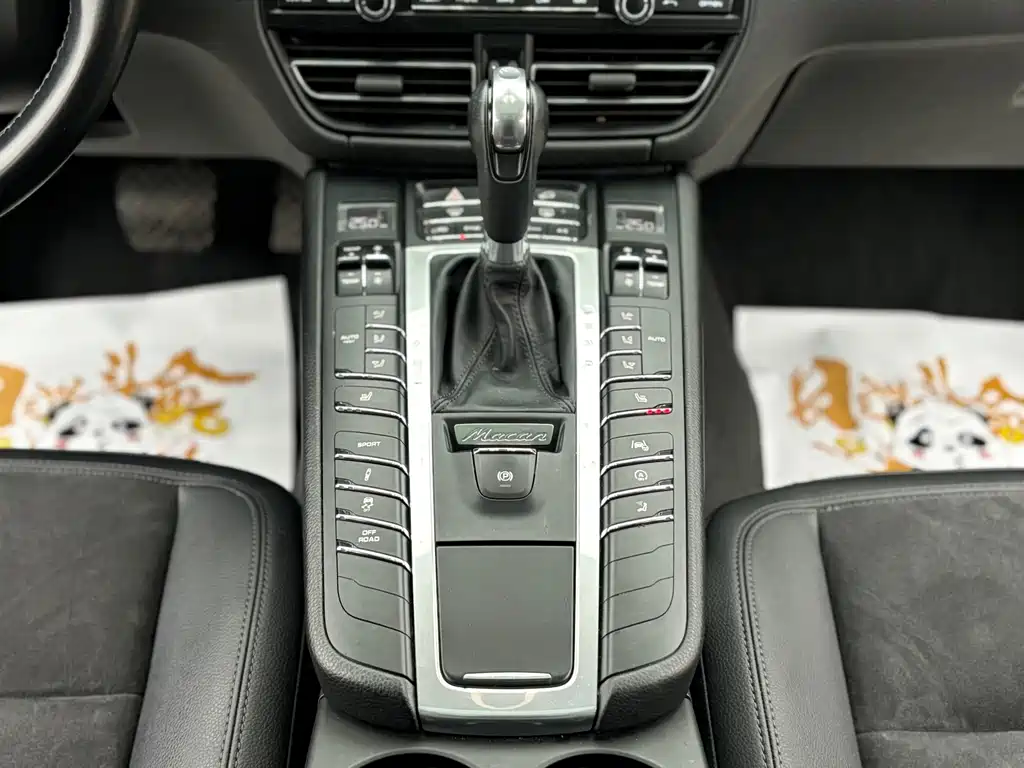 PORSCHE MACAN