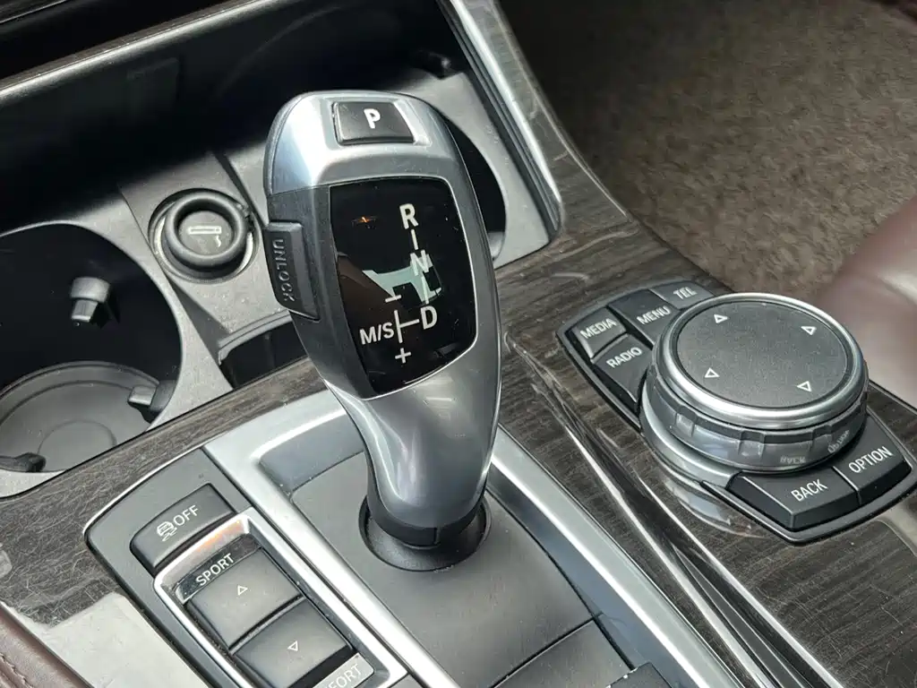 BMW 5 Series — миниатюра 13