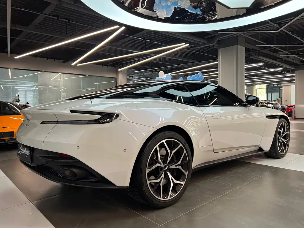 ASTON MARTIN DB11