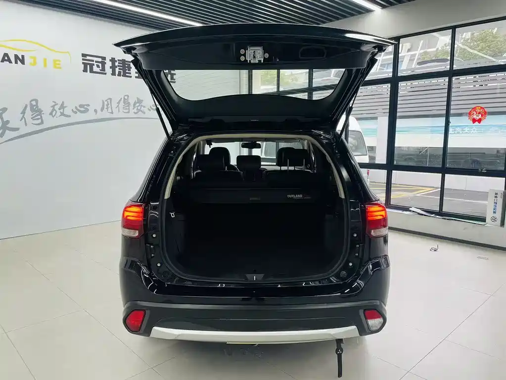 MITSUBISHI OUTLANDER