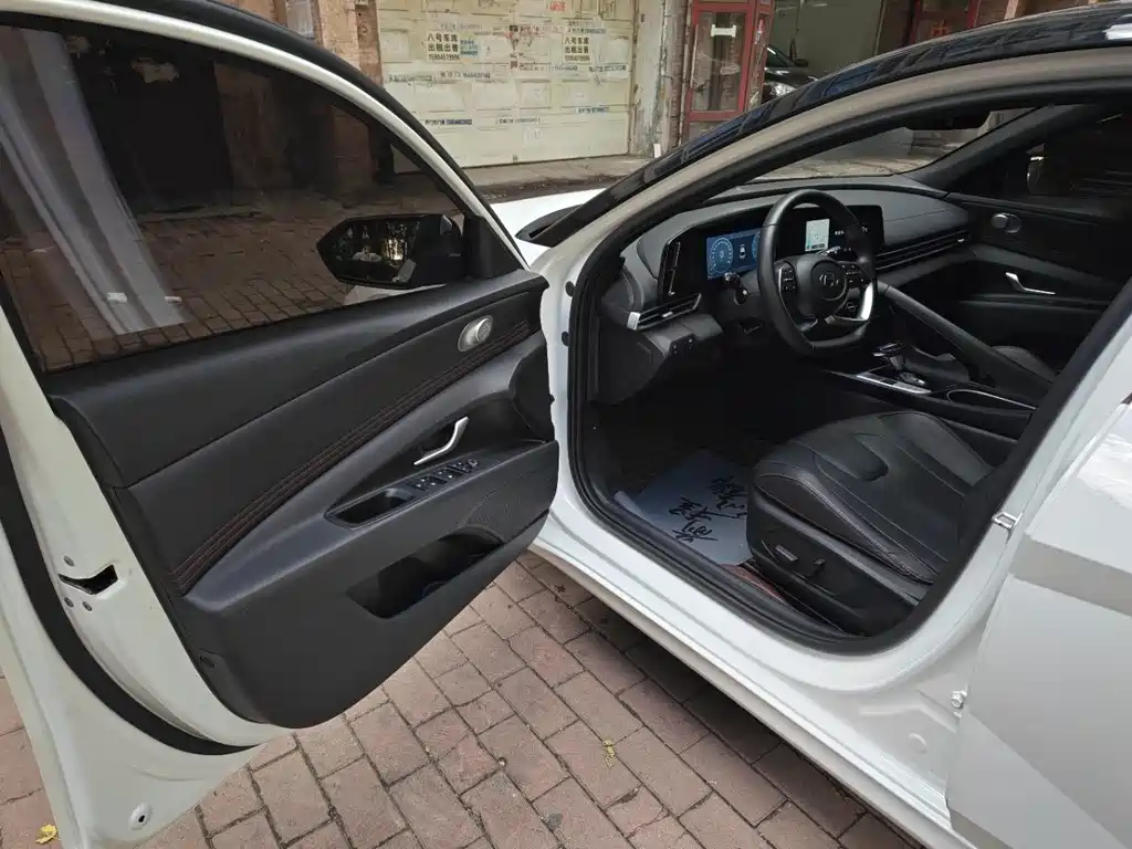 Hyundai Elantra — миниатюра 10