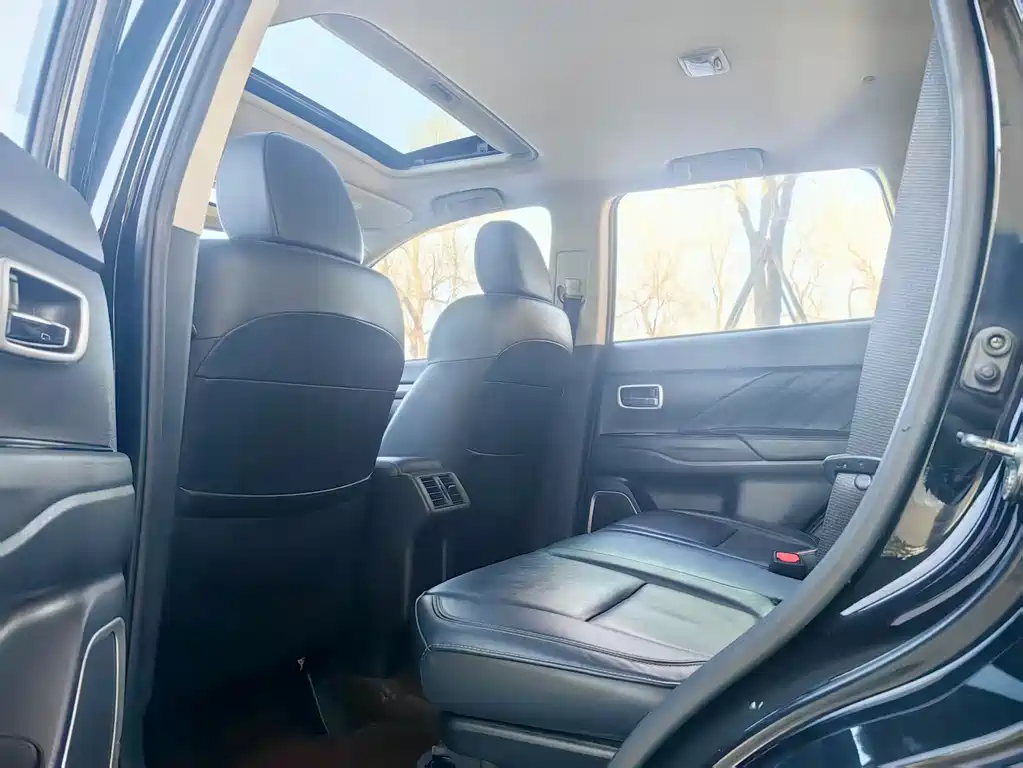 MITSUBISHI OUTLANDER