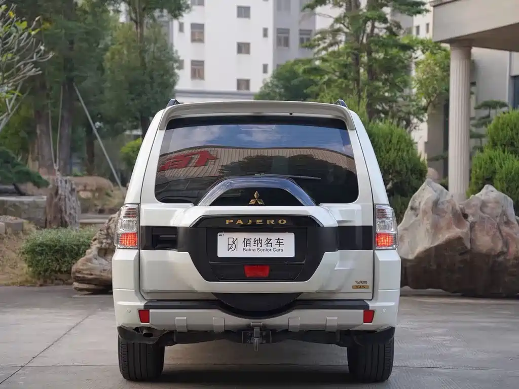 MITSUBISHI PAJERO