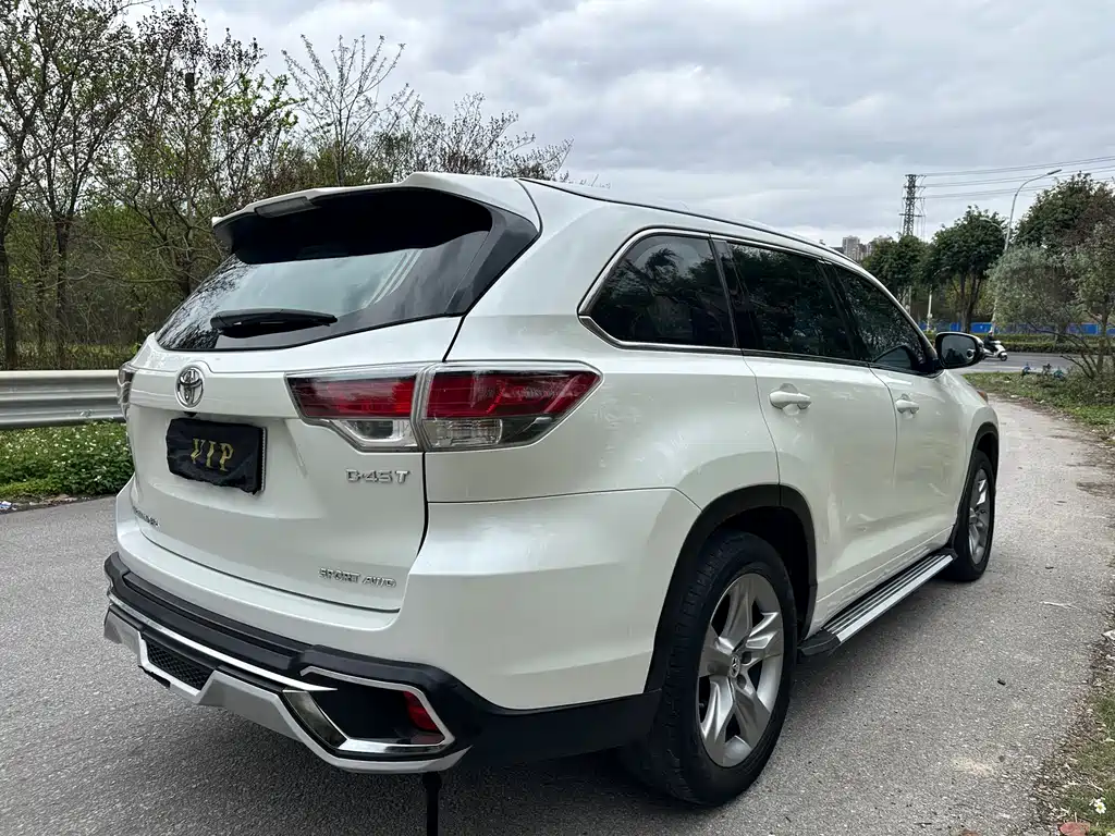 TOYOTA HIGHLANDER