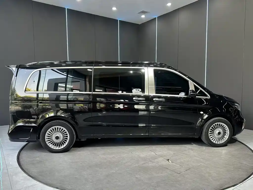 Mercedes-Benz Vito 2023 2.0T 7 мест
