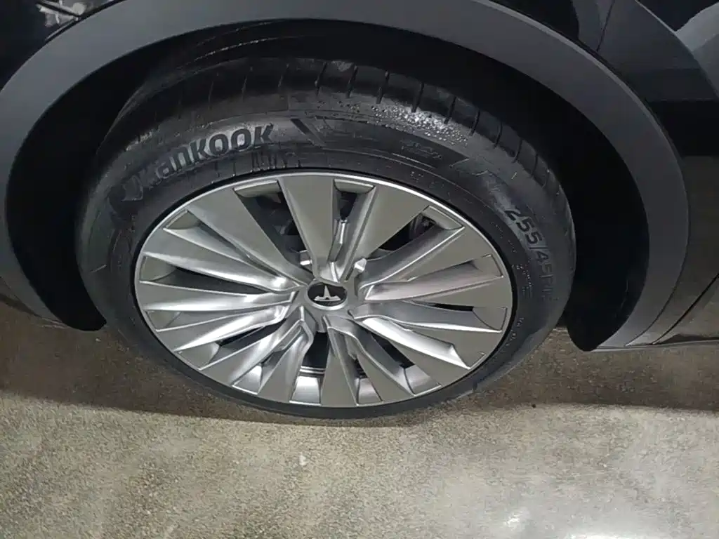 Tesla Model Y — миниатюра 23