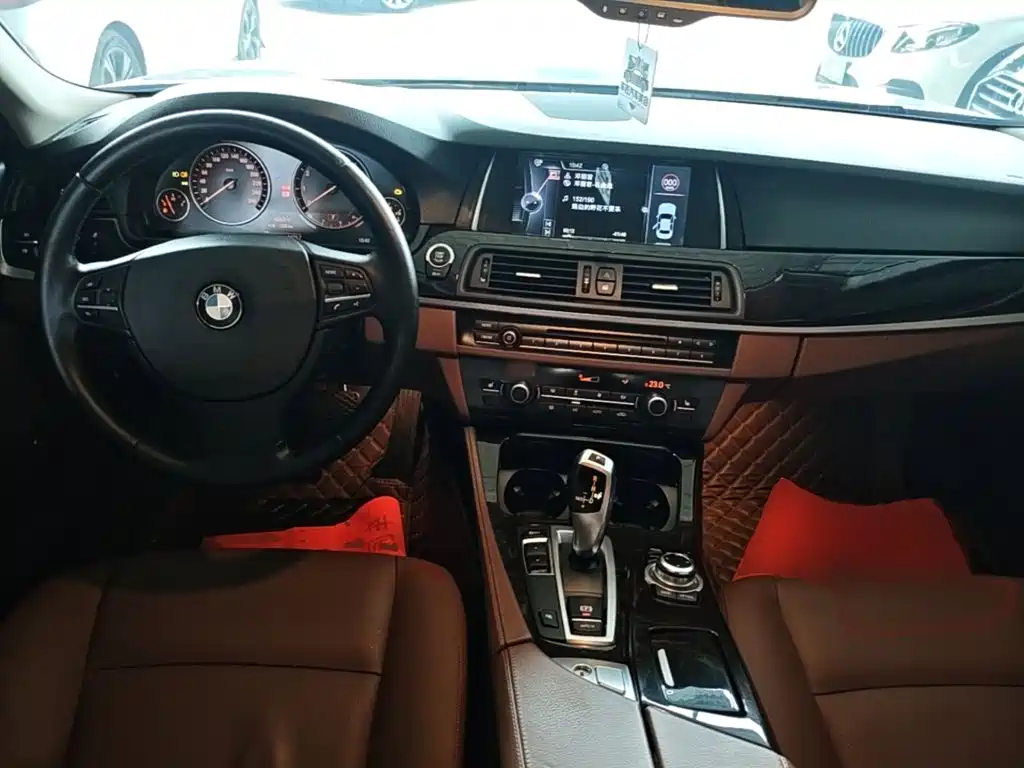 BMW 5 Series — миниатюра 6