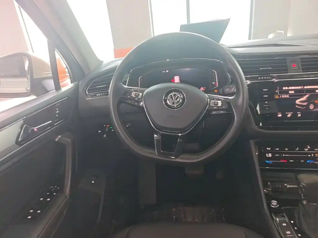 Volkswagen Tiguan L PHEV — миниатюра 15