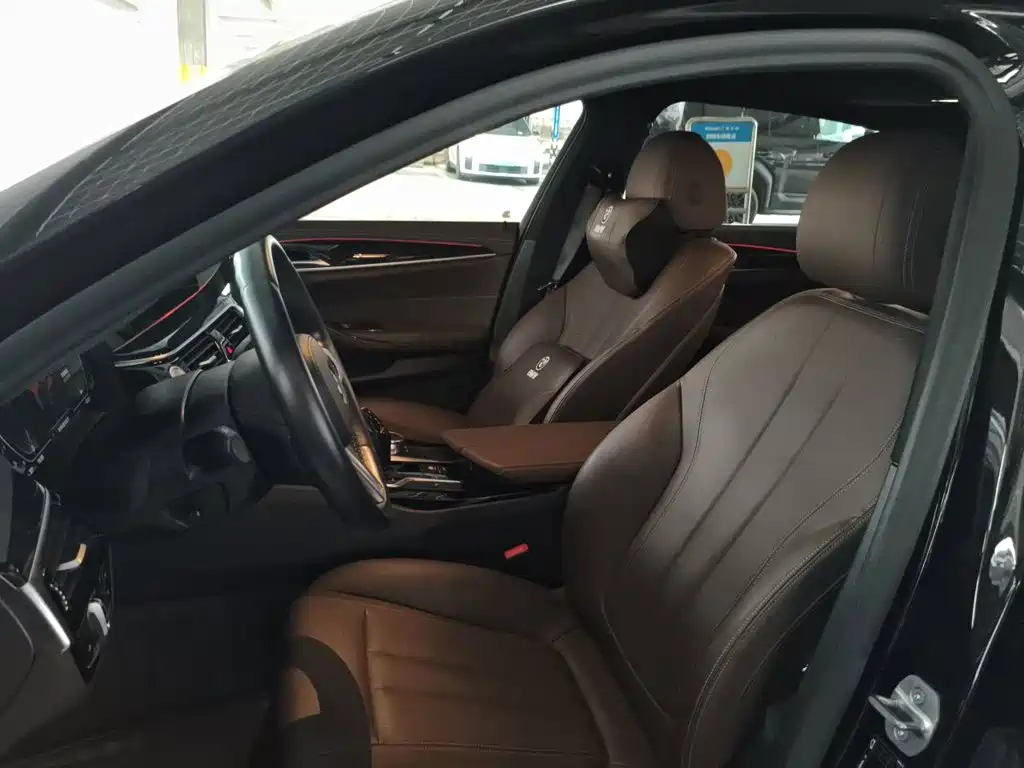 BMW 5 Series — миниатюра 8