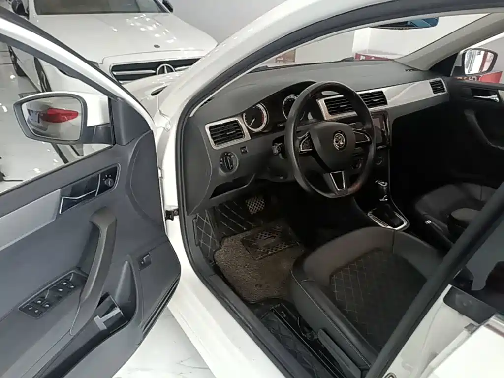 Skoda Rapid — миниатюра 16